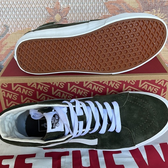 Vans Men’s Sk8-Hi
Pig Suede Grape Leaf
VN0A4BVT50K
Sneakers - Picture 4 of 16